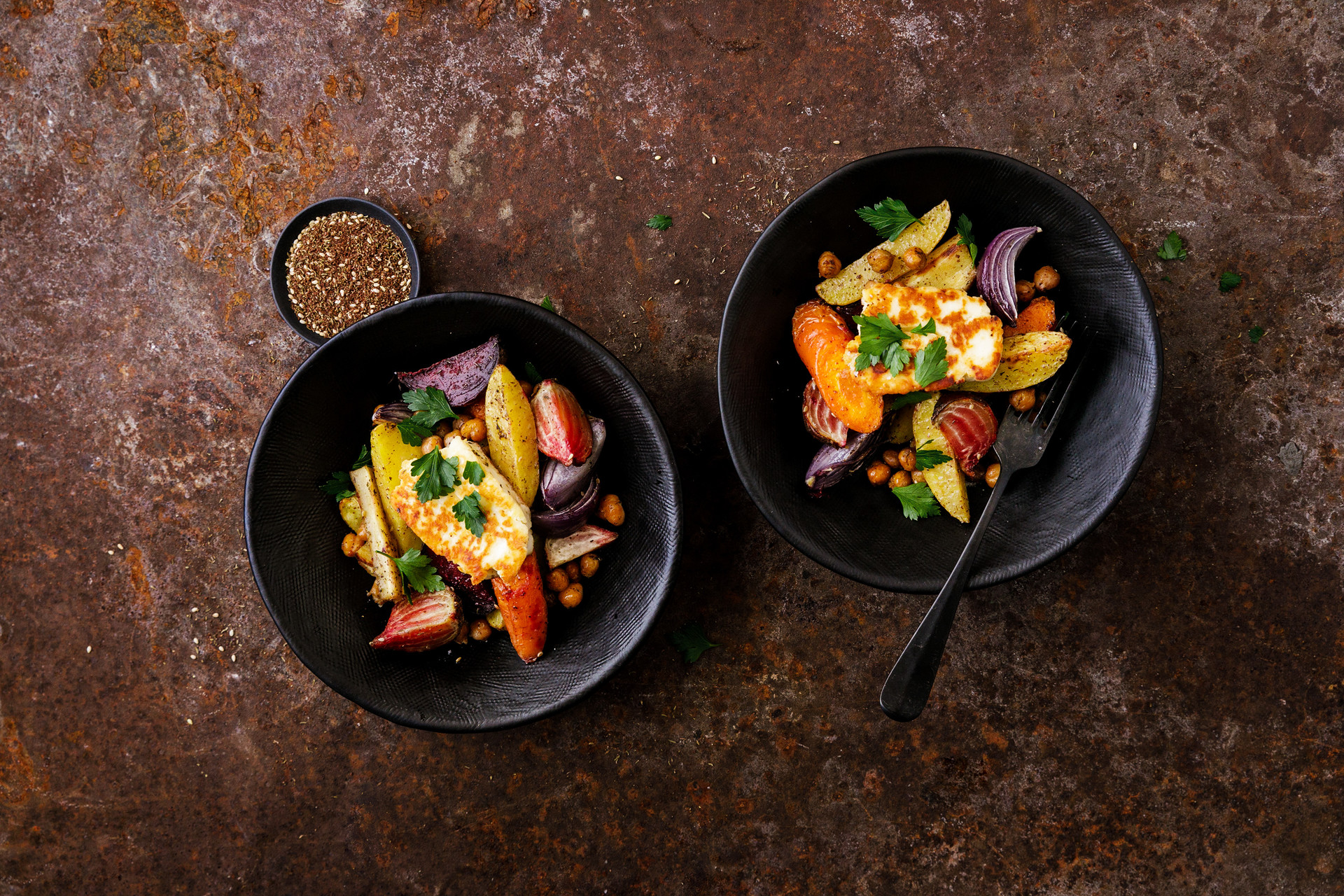 Pommes de terre aux légumes rôtis avec des pois chiche et du halloumi