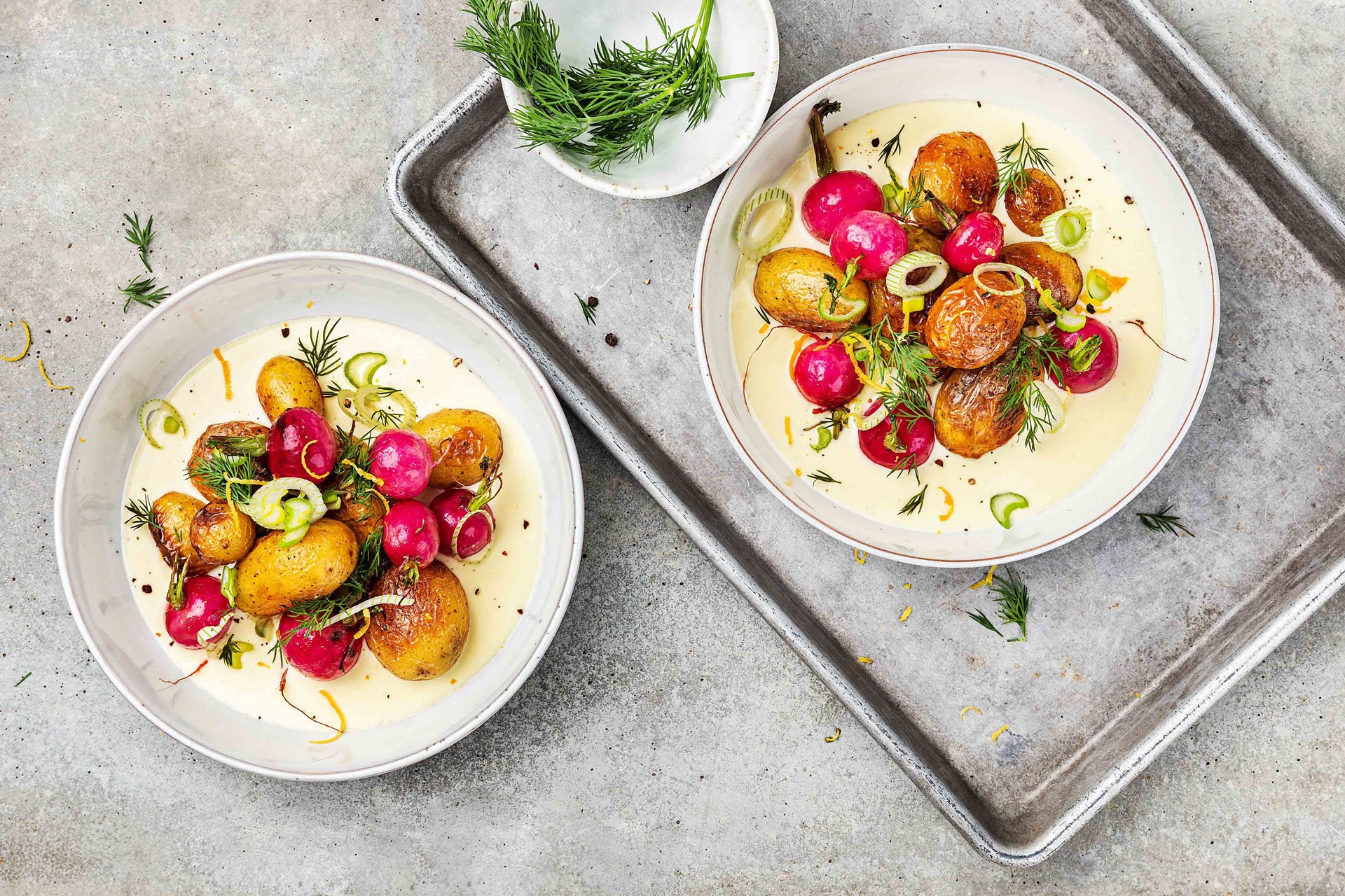 Pommes de terre nouvelles et radis sur crème de feta