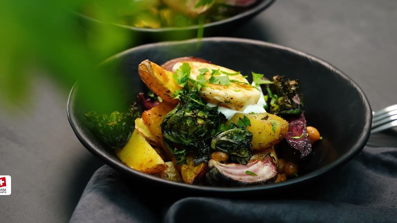 Pommes de terre aux légumes rôtis avec des pois chiche et du halloumi